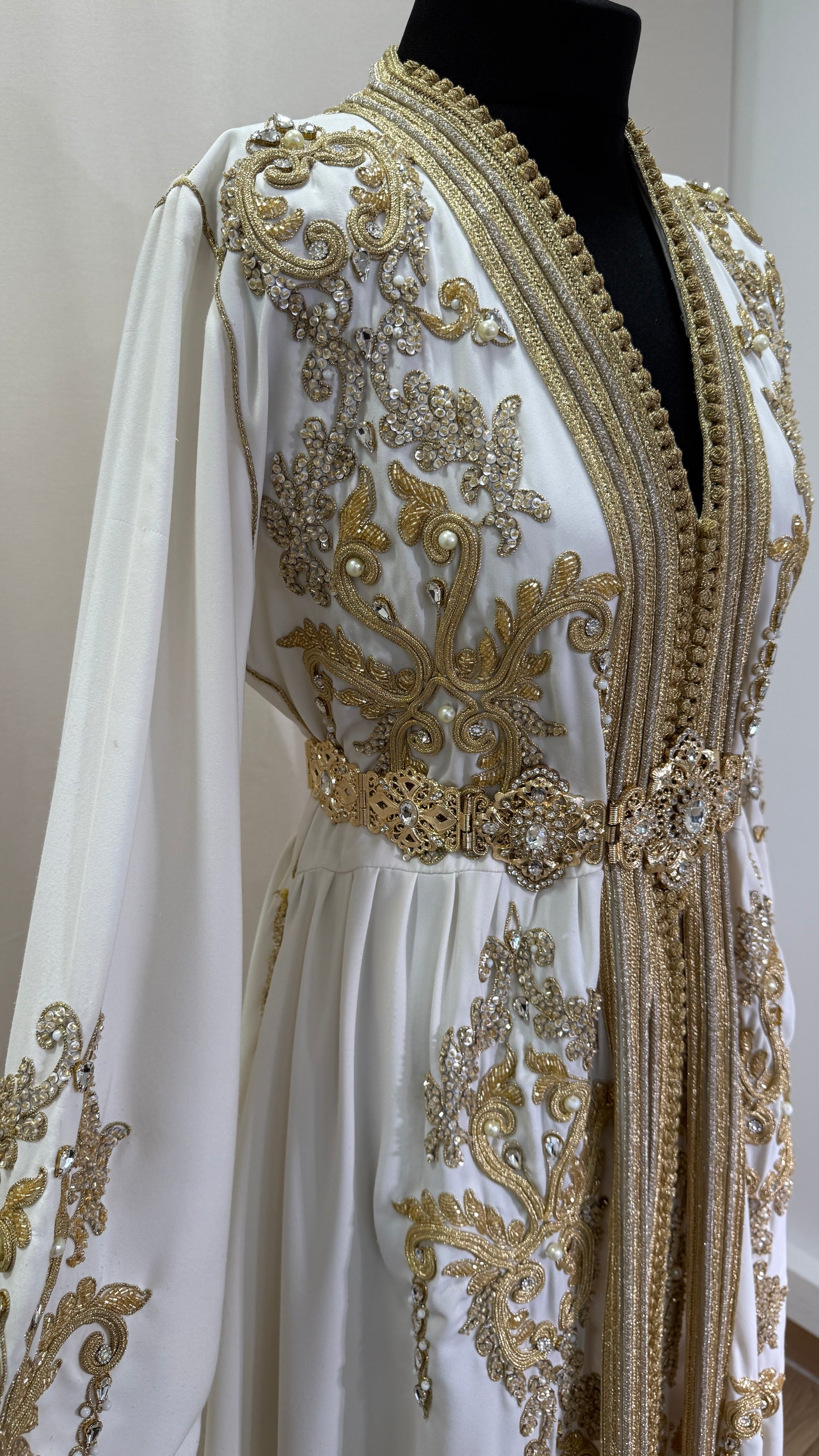 Takchita blanche et dorée